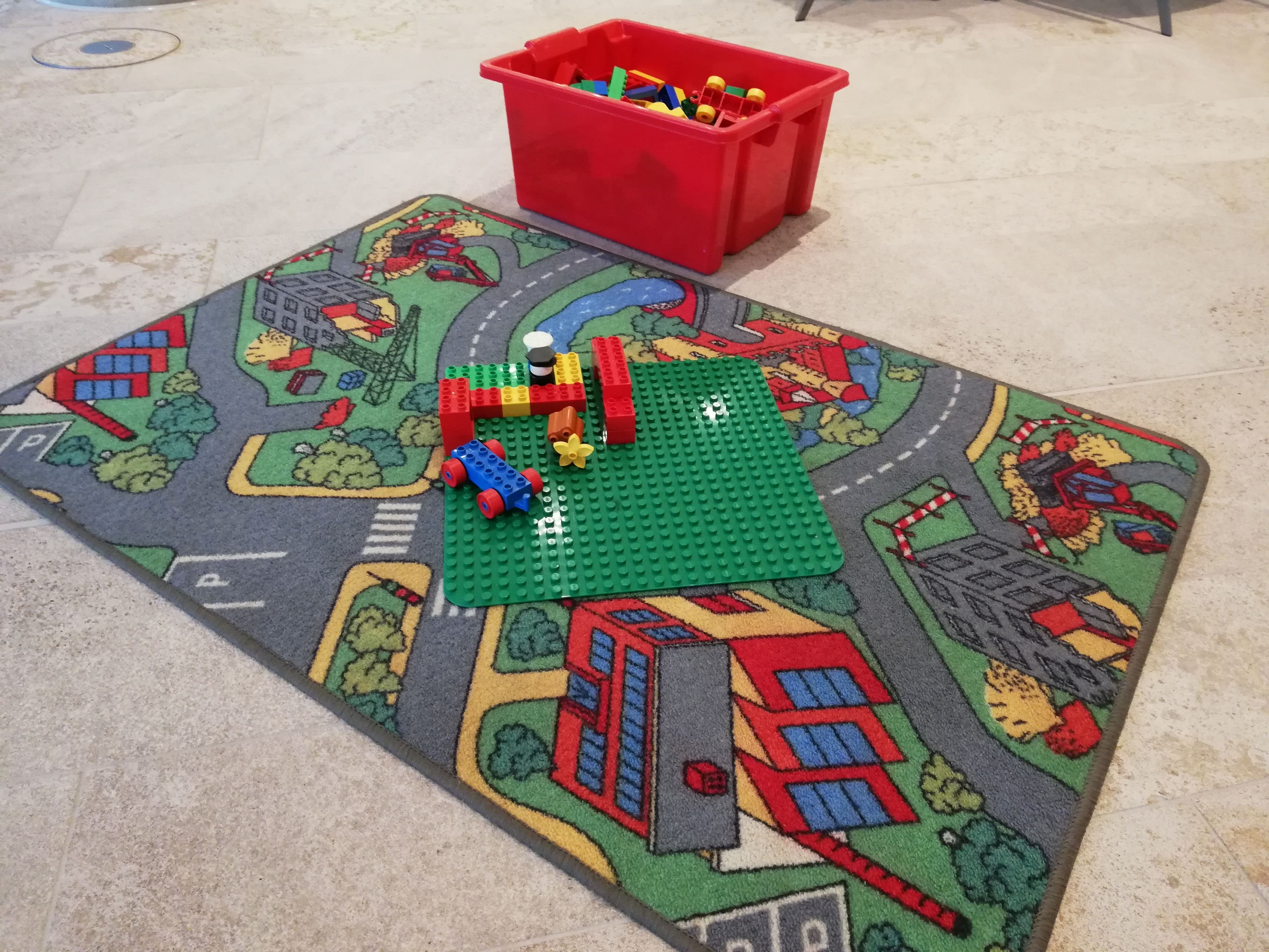 Spielteppich mit Duplo-Steinen